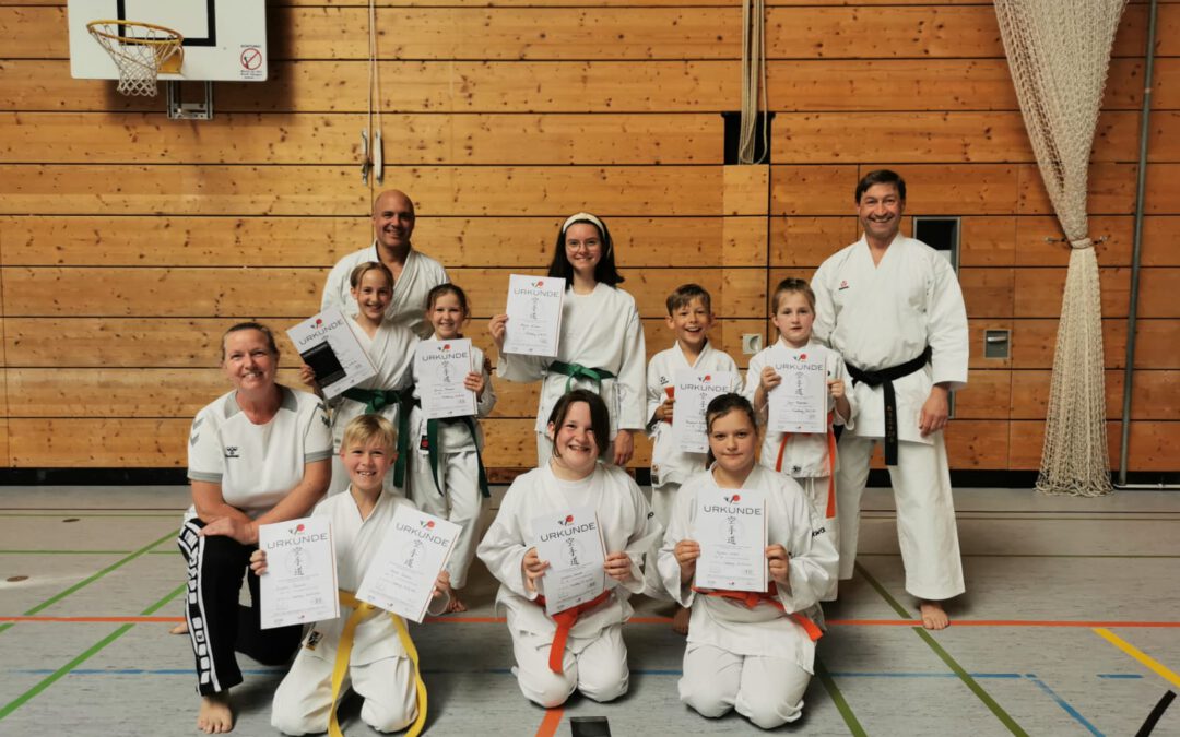 Karate-Nachwuchs des Trostberger Sportvereins glänzt bei Gürtelprüfung
